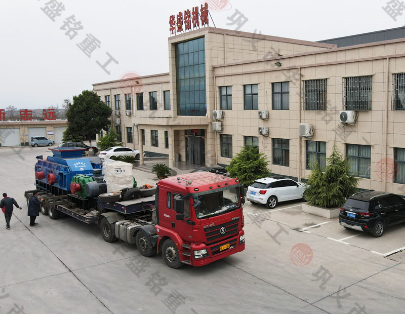 大型鐵礦石對輥制砂機產(chǎn)量是多少？